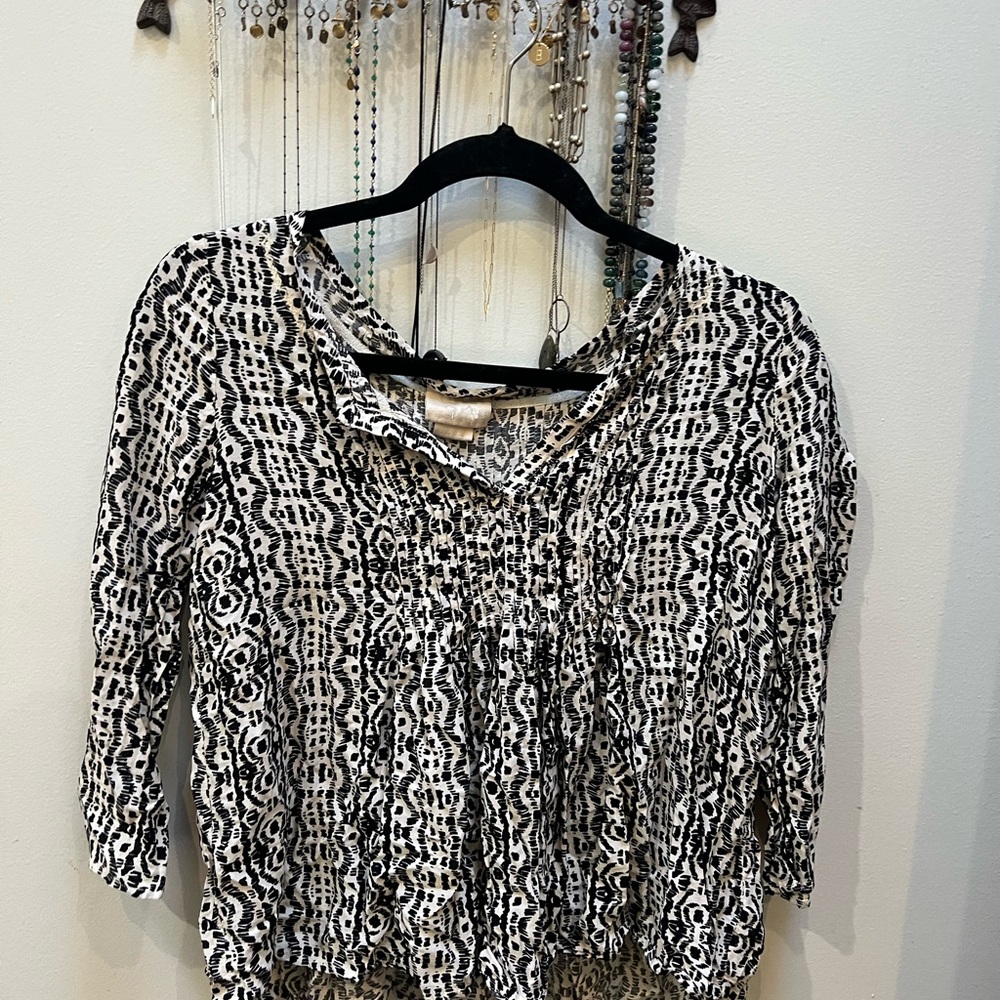 Black and White Patterned Women's Top